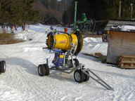 SPRZĘT DO NAŚNIEŻANIA JEST ZAINSTALOWANY NA CAŁEJ TRASIE. NAZWA SKOJARZYŁA NAM SIĘ ZE SŁONECZNĄ ITALIĄ.