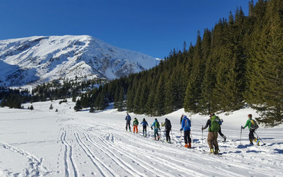 Młodzi skitourowcy w akcji (foto: Małgorzata Czeczott, Magda Herbowska, Monika Strojny, Andrzej Marasek i Wiesław Zawadzki)