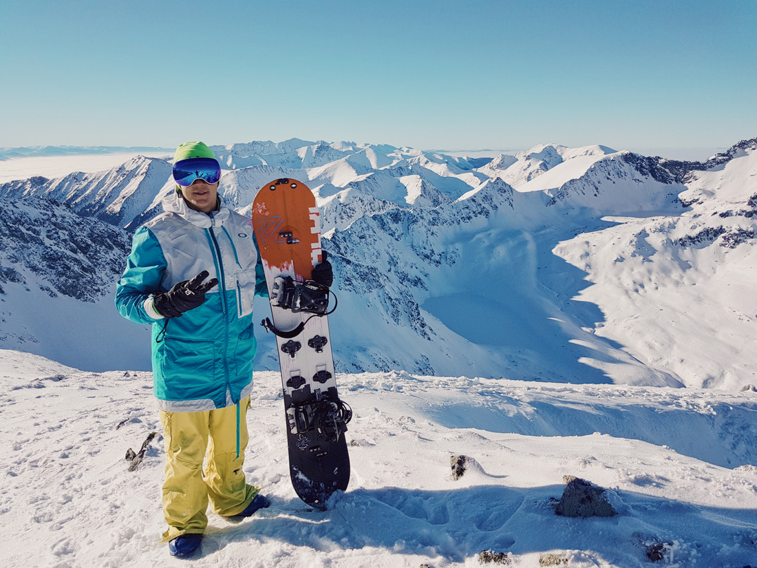 Alo Olszański snowboardem z Nanga Parba / źródło mat. prasowe