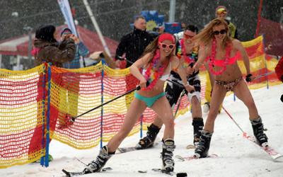 Uczestnicy Bikini Skiing 2014 foto: Ski Sherpa