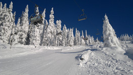 Krzesełko na Łysą Górę, po lewej orczyk (foto: rokytnice.com)