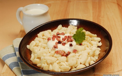 Kluseczki ziemniaczane z bryndzą ("bryndzové halušky")