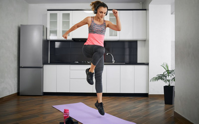 Ćwiczenia kardio w domu (źródło: mat. partnera)
