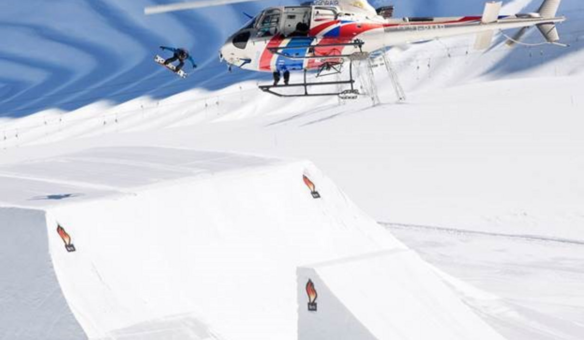 snowboardziści podczas lotu (foto: inspiredpr.pl)