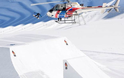 snowboardziści podczas lotu (foto: inspiredpr.pl)