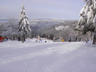WIDOK NA TRASĘ NIEBIESKĄ . W ODDALI OŚLA ŁĄCZKA Z WYCIĄGIEM TALERZYKOWYM