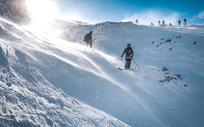 Jak zacząć jeździć FREERIDE (poza trasą) na nartach lub snowboardzie?(fot materiały prasowe)