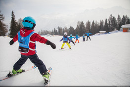 Dzieci z intruktorem w Val di Sole - Folgarida  (fot. Pillow Lab)