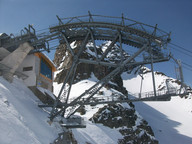 Górna stacja gondolek widziana z trasy Paradiso