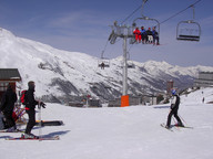 Narciarze na wyciągu