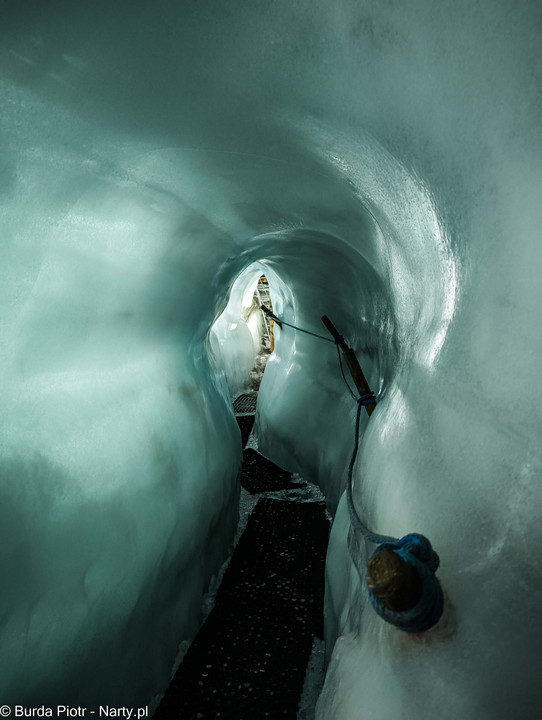 W lodowej jaskini na lodowcu Hintertux fot. P. Burda
