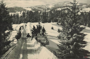 Zawodnicy na torze saneczkowym w 1943r.