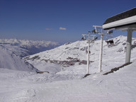 Wyciąg krzesełkowy na tle miasta i gór