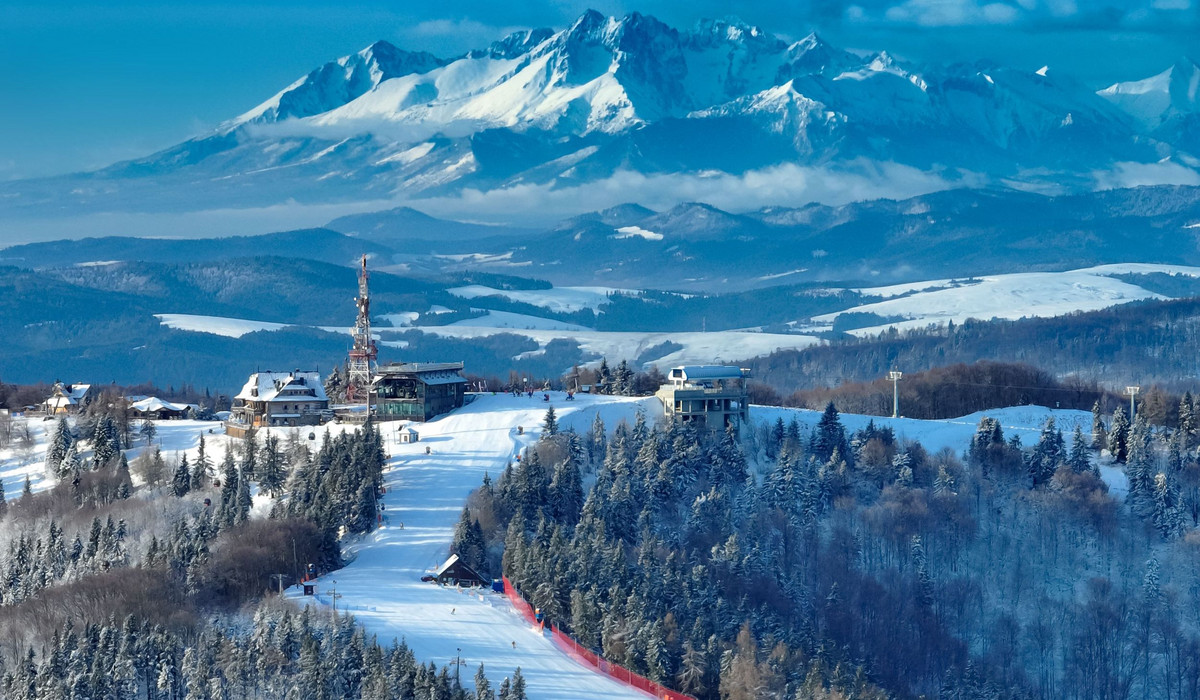 Zoom na górną stacje kolei godolowej na Jaworzynie Krynickiej z Tatrami w tle / Konrad Rogozinski