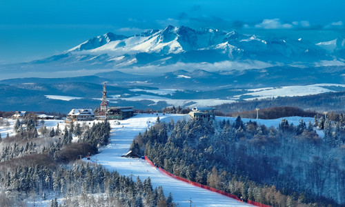 Zoom na górną stacje kolei godolowej na Jaworzynie Krynickiej z Tatrami w tle / Konrad Rogozinski Zoom na górną stacje kolei godolowej na Jaworzynie Krynickiej z Tatrami w tle / Konrad Rogozinski