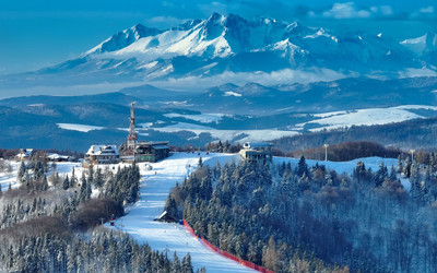 Zoom na górną stacje kolei godolowej na Jaworzynie Krynickiej z Tatrami w tle / Konrad Rogozinski