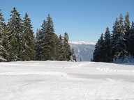 Trasa i zieleń na tle gór