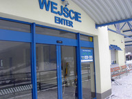 WEJŚCIE DO DOLNEJ STACJI KOLEJKI. KOLEJ CZYNNA OD GODZINY 9 DO 20. W PIĄTKI I SOBOTY DO 21