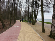 Ścieżka rowerowa wije się wokół całego jeziora