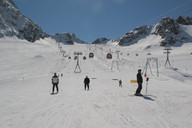 Narciarze na trasie, a w tle gondolki