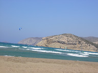 Fale są na morzu Egejskim. Z tym żywiołem walczą profesjonaliści. Ale piechurzy też.