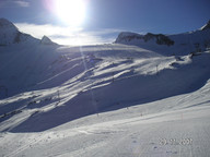 Słoneczny dzień na stoku