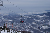 Krzesełka na tle miasta 1