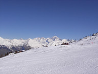 Trasa twarda zmrożona z kawałkami pokruszonego lodu.