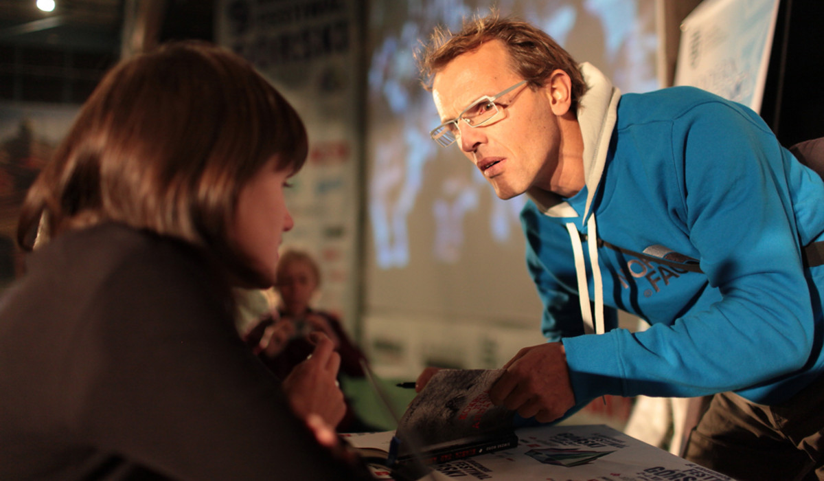 Simone Moro rozdaje autografy (fot. Adam Kokot/KFG) Simone Moro rozdaje autografy (fot. Adam Kokot/KFG)