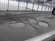 DROGA PRZEZ MOST NA GÓRĘ ŻAR. DZIURY ROBIĄ WRAŻENIE.