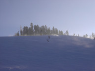 JEST BARDZO TWARDO ZA NARCIARZAMI CIĄGNIE SIĘ MGIEŁKA ZE ŚNIEGU. TRASA CZERWONA.