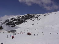 Słoneczny dzień nad stokiem