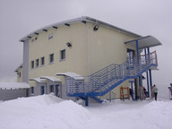 BUDYNEK RESTAURACJI. UBIKACJA NA PIERWSZYM PIĘTRZE.