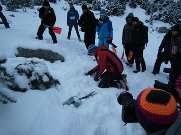Odkopywanie zasypanego (foto: Michał Nowak)