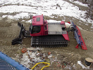 OŚRODEK POSIADA RATRAK. TE ŚMIECI! ŚNIEG STOPNIAŁ JEST SZANSA POSPRZĄTAĆ.