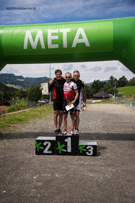 Dumni zwycięzcy na mecie