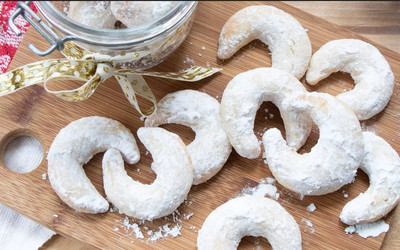 Vanillekipferl – klasyczne rogaliki waniliowe z Austrii