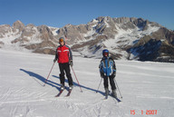 Narciarze na tle gór