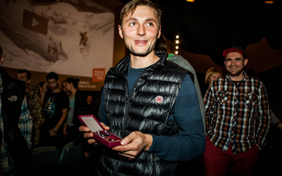 Andrzej Bargiel po wręczeniu Złotego Krzyża (foto: Freeride Film Festiwal)