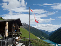 Jedno z schronisk nad jeziorem Vernago (foto: PB Narty.pl) 