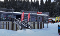 Biela Put, sklep narciarski, po drugiej stronie budynku mieszczą się kasy biletowe i wypożyczalnia sprzętu narciarskiego