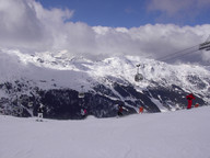 Słońce przebija się znad gór