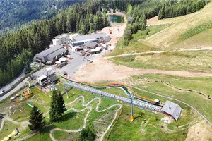 Widok z lotu ptaka na teren budowy nowej kolei gondolowej oraz infrastrukturę rekreacyjną i stacyjną w ośrodku Gerlitzen w Austrii.