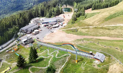 Widok z lotu ptaka na teren budowy nowej kolei gondolowej oraz infrastrukturę rekreacyjną i stacyjną w ośrodku Gerlitzen w Austrii.