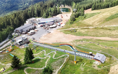 Widok z lotu ptaka na teren budowy nowej kolei gondolowej oraz infrastrukturę rekreacyjną i stacyjną w ośrodku Gerlitzen w Austrii.