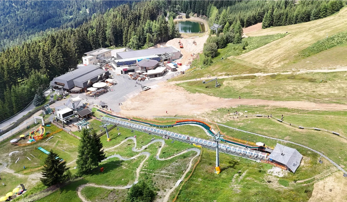 Budowa kolei gondolowej Kanzelbahn II w ośrodku Gerlitzen – widok z góry Widok z lotu ptaka na teren budowy nowej kolei gondolowej oraz infrastrukturę rekreacyjną i stacyjną w ośrodku Gerlitzen w Austrii.