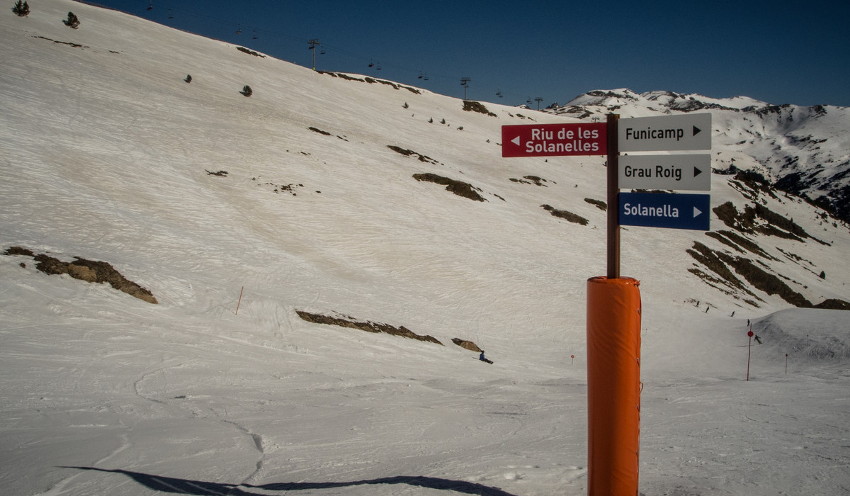 Na lewo czerwony zjazd wąwozem, na prawo trasa niebieska (foto: PB Narty.pl) 
