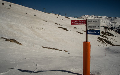 Na lewo czerwony zjazd wąwozem, na prawo trasa niebieska (foto: PB Narty.pl) 