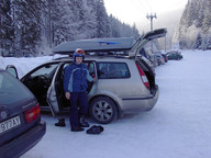NA PARKINGU POMIMO NIEDZIELI BYŁO SPORO MIEJSCA.