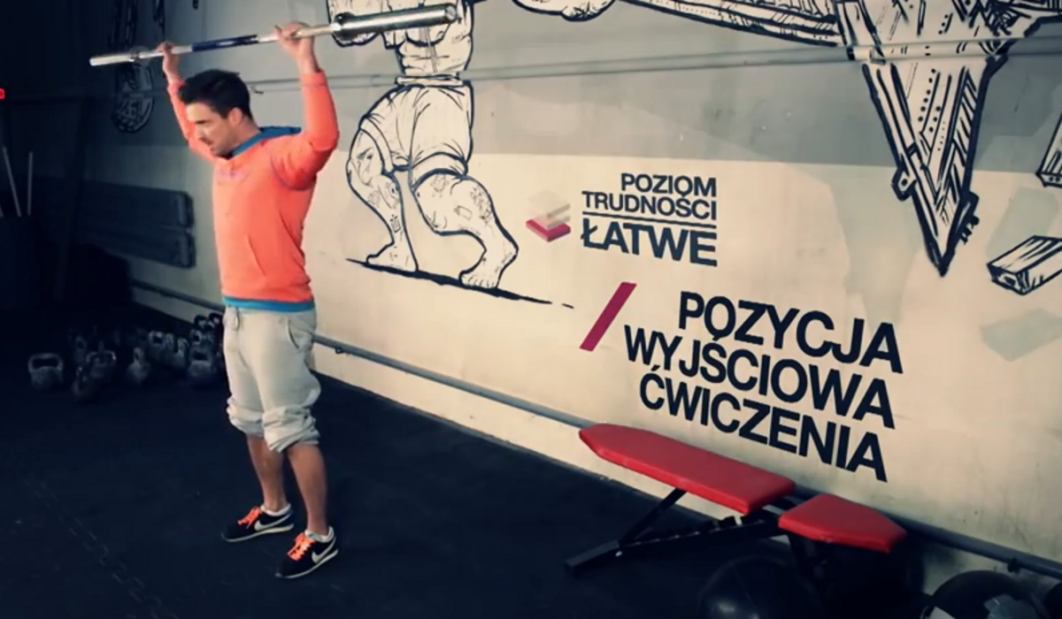 Podczas ćwiczeń (źródło: youtube.com)